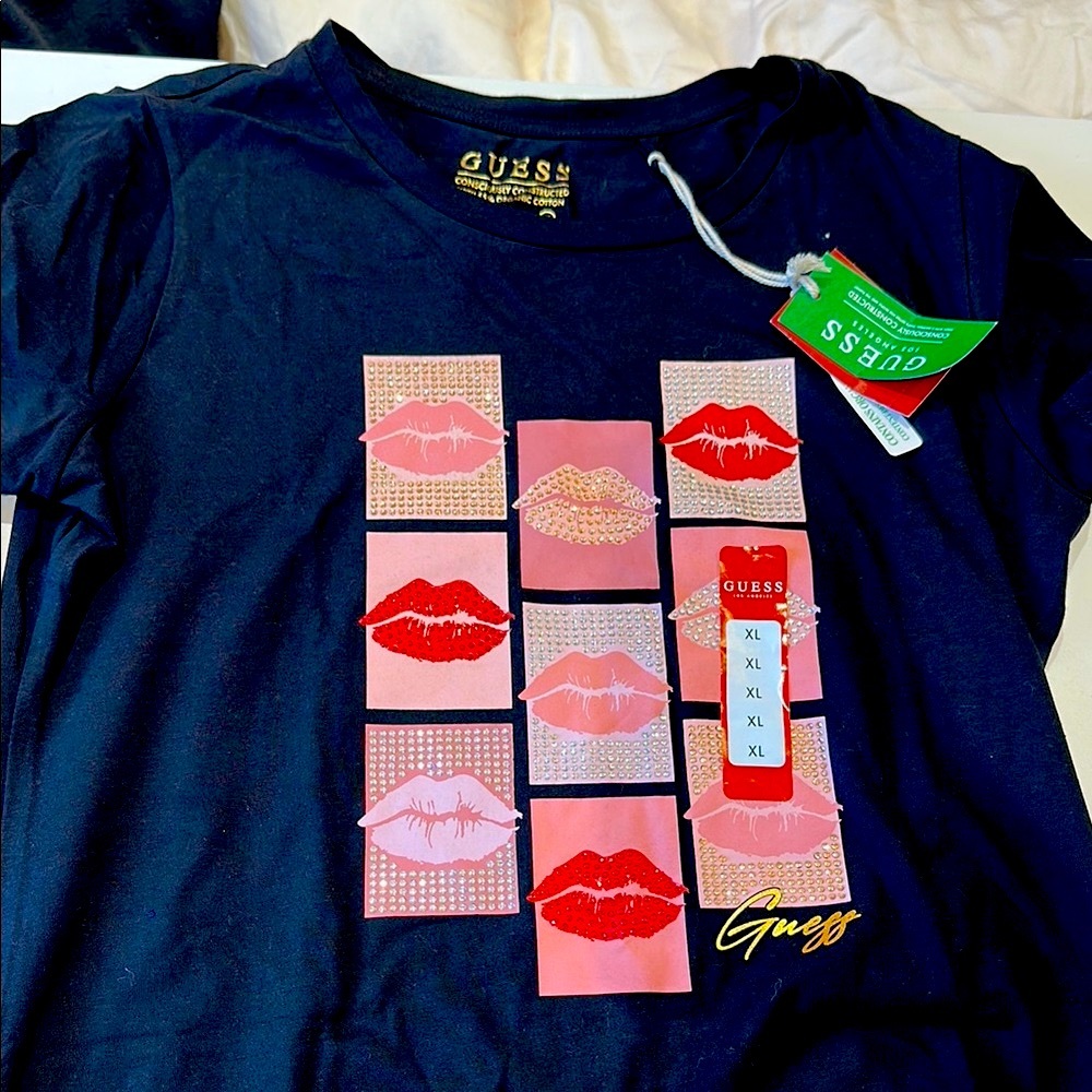 Guess Black T-Shirt with Red and Pink Lip Print size L/XL NWT rhinestones